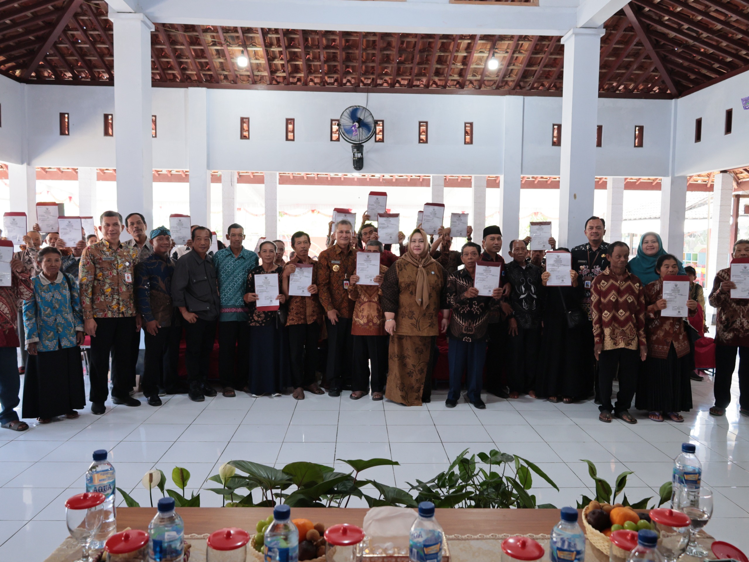 KISAK WONOGIRI HADIRKAN KEBAHAGIAAN UNTUK PASANGAN USIA LANJUT: 30 PASANGAN BUDDHA DESA PIJIHARJO TERIMA AKTA PERKAWINAN